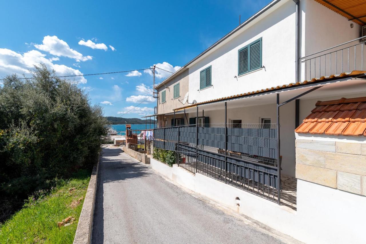 Apartment Radic-Perfect Location For Summer Activities Trogir Exterior foto