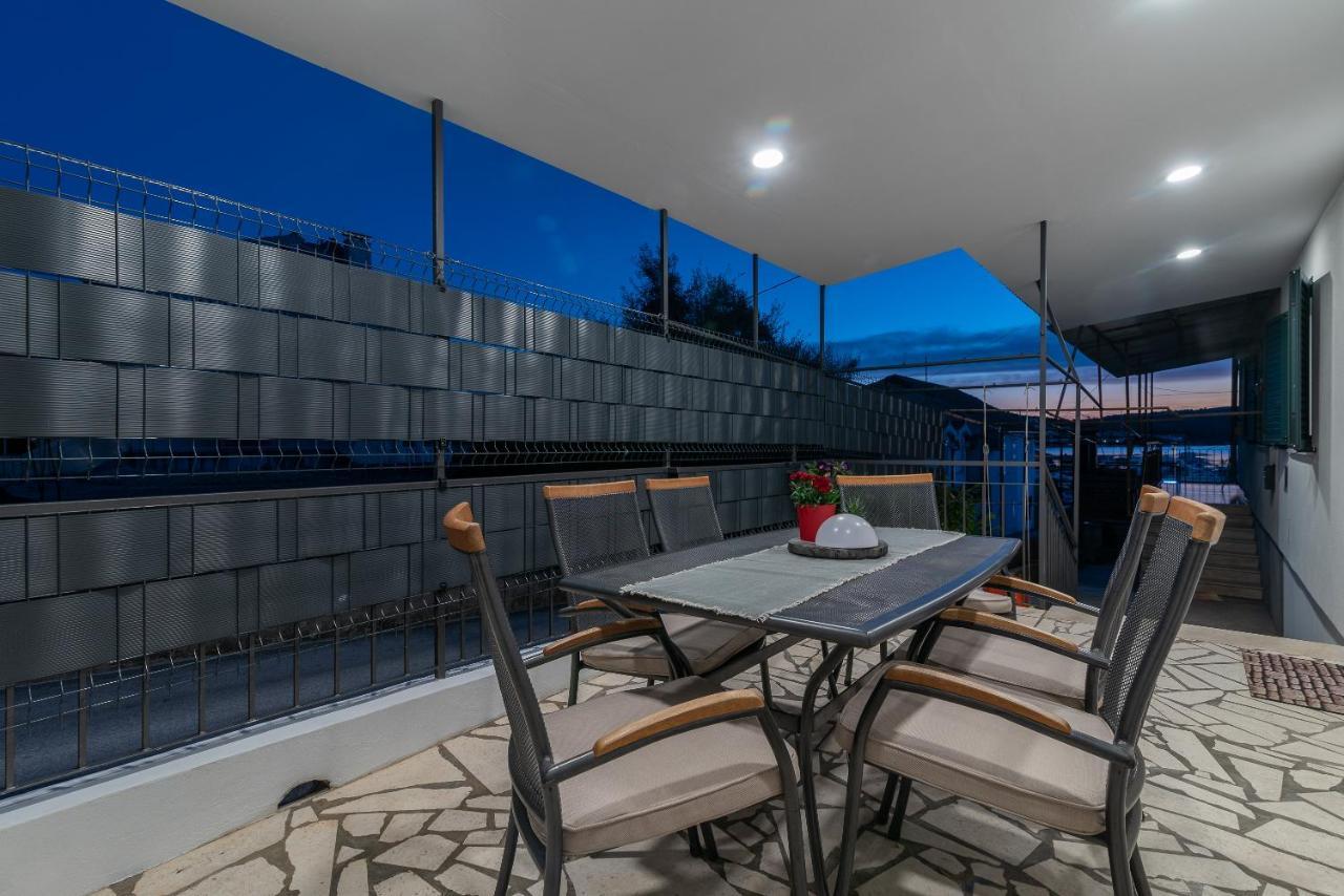 Apartment Radic-Perfect Location For Summer Activities Trogir Exterior foto