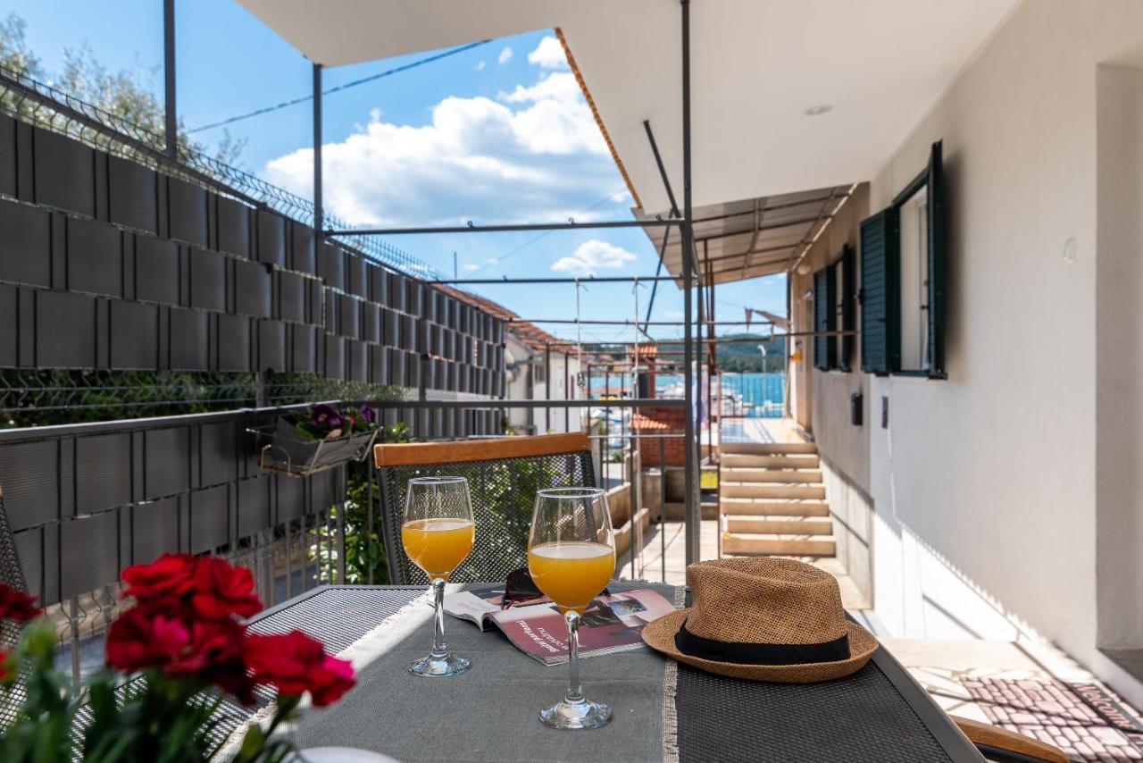 Apartment Radic-Perfect Location For Summer Activities Trogir Exterior foto