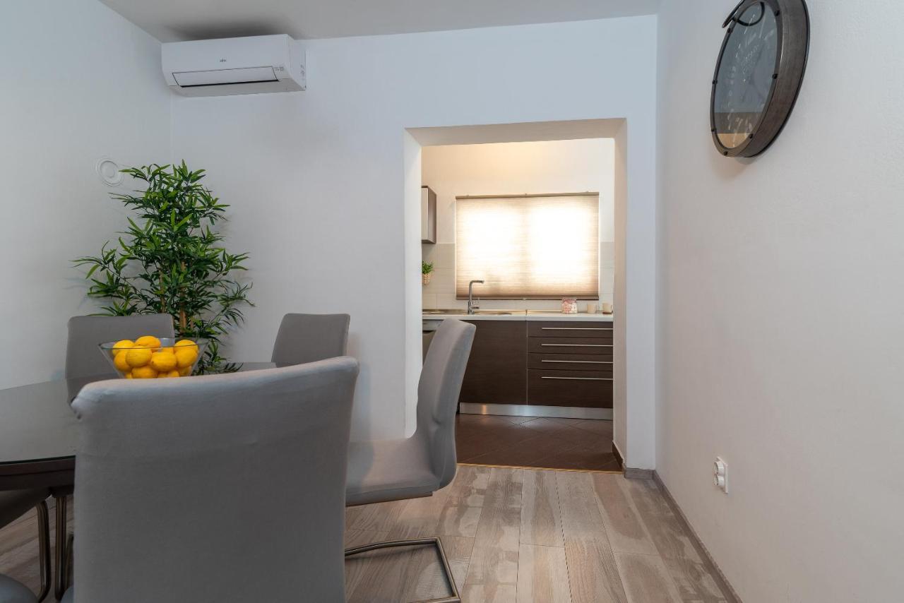 Apartment Radic-Perfect Location For Summer Activities Trogir Exterior foto