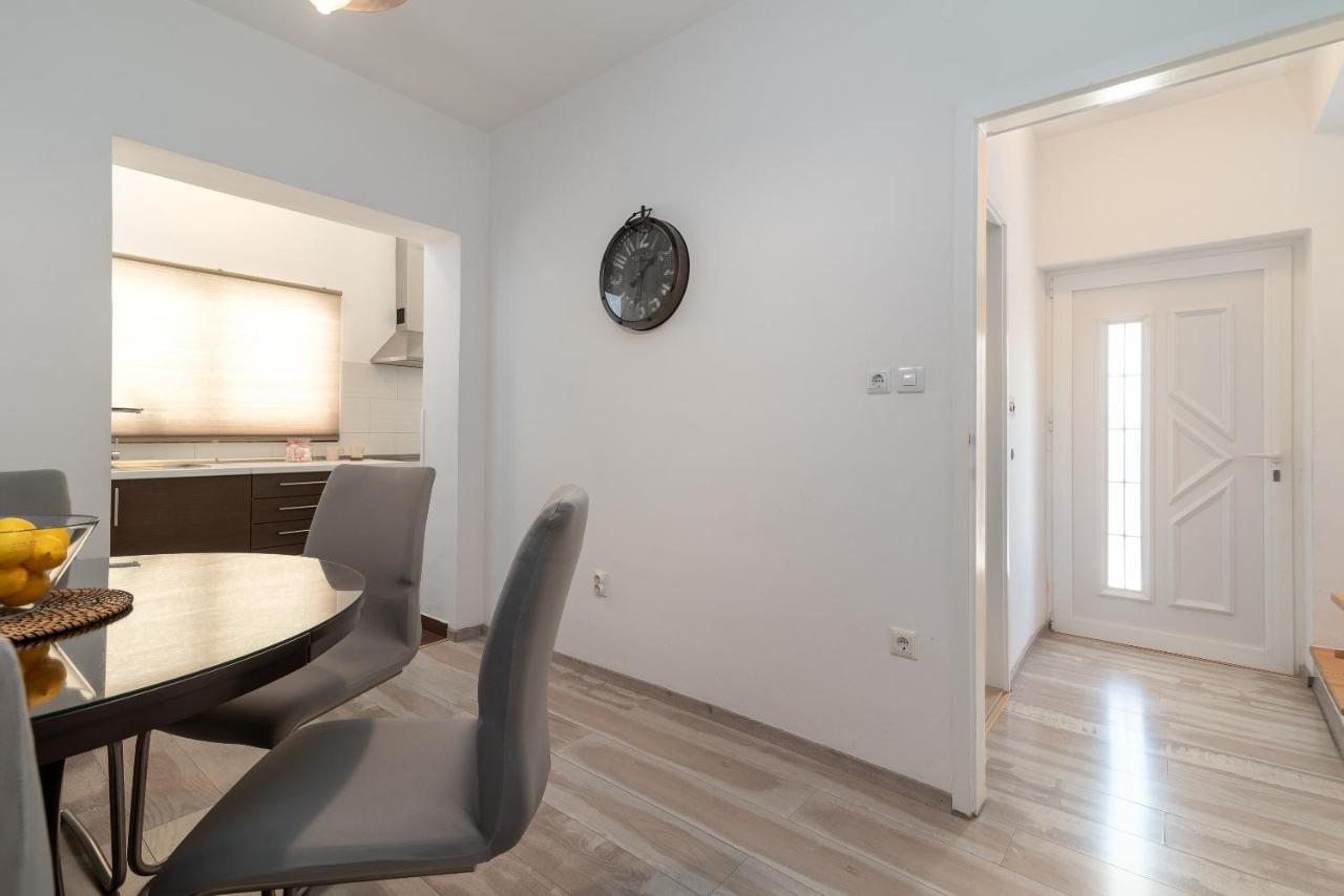Apartment Radic-Perfect Location For Summer Activities Trogir Exterior foto