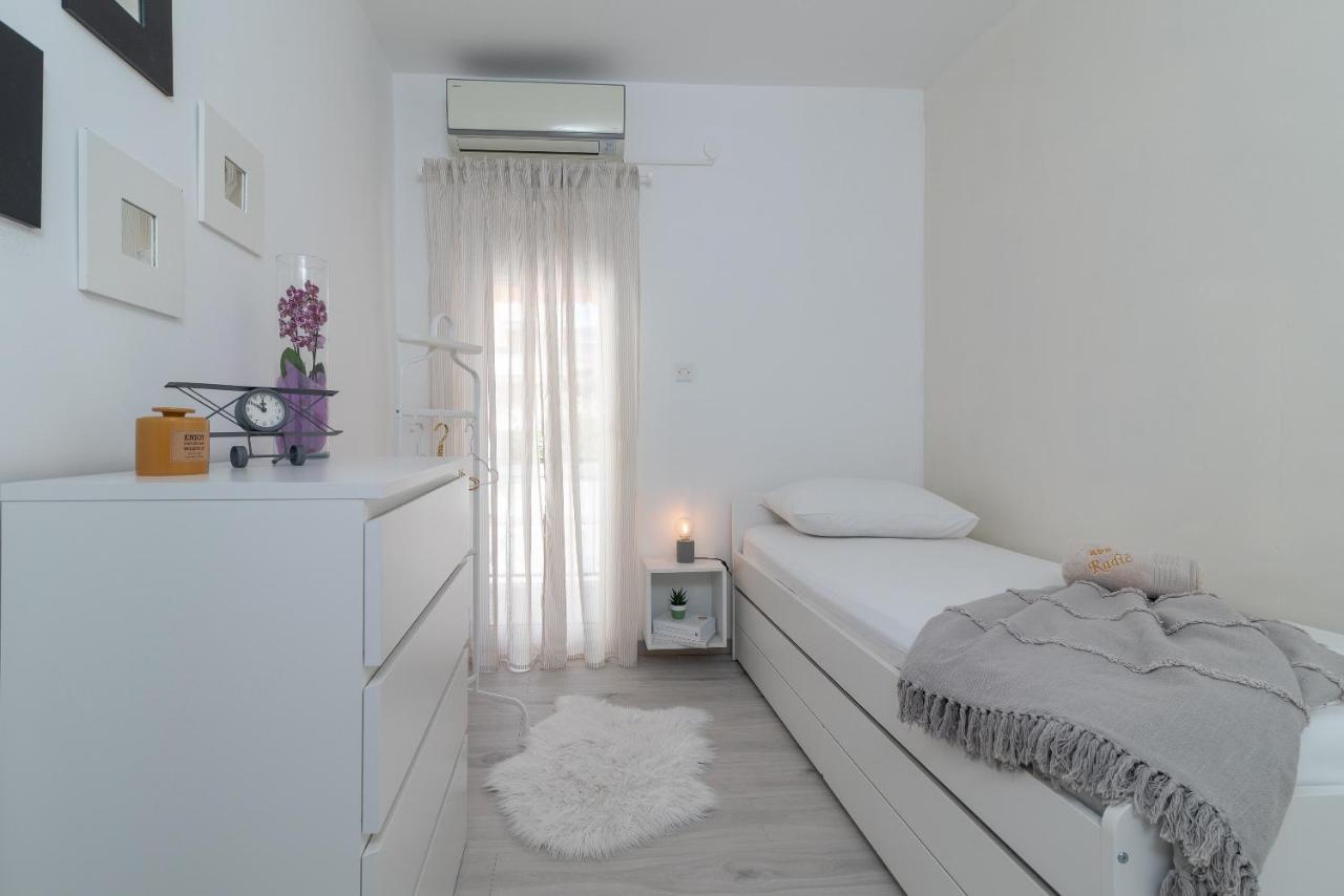 Apartment Radic-Perfect Location For Summer Activities Trogir Exterior foto